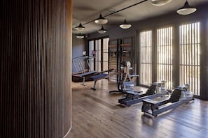A gym with rowing machines, treadmills, and exercise equipment. - Hotel Montevideo (Montevideo)