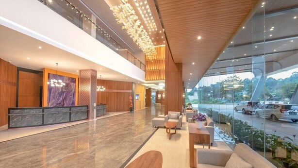 A spacious lobby with a reception desk, seating area, and large windows offering a view of the outside. - FOX Harris Hotel and Convention Banjarnegara (Banjarnegara)