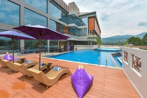 Outdoor pool - FOX Harris Hotel and Convention Banjarnegara (Banjarnegara)