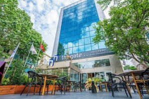 Outdoor dining - The Gate Kadikoy Downtown (Istanbul)