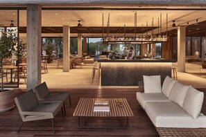 Bar (trong khuôn viên)