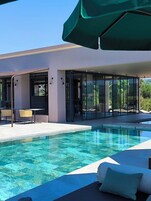 Una piscina al aire libre