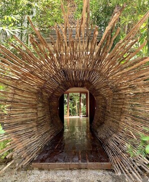 المنطقة المحيطة بالمنشأة