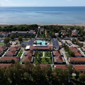 A coastal resort with a central pool, multiple buildings, and a beach view. - Futura Club Acqua Di Venere (Capaccio-Paestum)