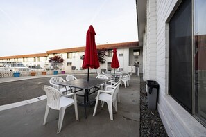 Outdoor dining - OYO Hotel Hermiston OR Downtown (Hermiston)