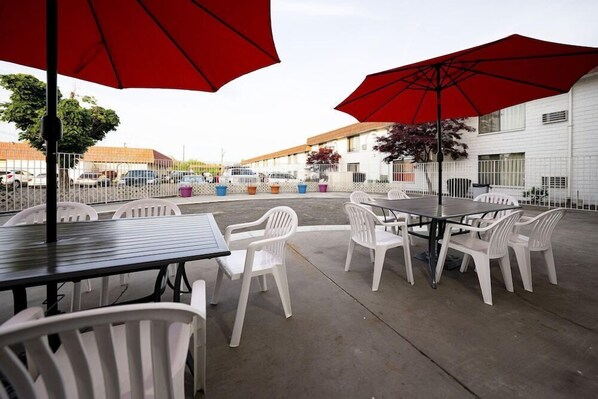 Outdoor dining - OYO Hotel Hermiston OR Downtown (Hermiston)