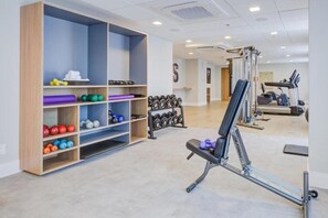 A gym with exercise equipment, dumbbells, and yoga mats. - Hilton Garden Inn Sao Jose do Rio Preto (São José do Rio Preto)