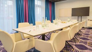 A conference room with a long table, chairs, and a projector screen. - Prize by Radisson, Erfurt City (Erfurt)