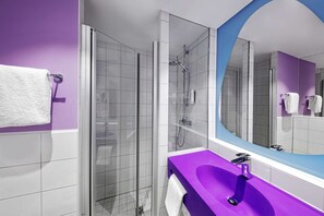 A modern bathroom with a glass shower enclosure, a purple sink, and a large mirror. - Prize by Radisson, Erfurt City (Erfurt)