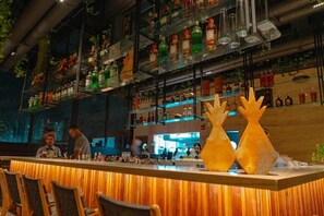 Bar (trong khuôn viên)