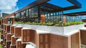 A modern building with large glass windows and a flat roof. - Bara Hotel Joao Pessoa (João Pessoa)