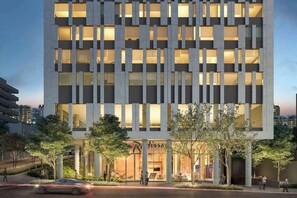 A modern building with a grid of windows and a ground-level entrance. - Radisson Hotel Pinheiros, Sao Paulo (São Paulo)