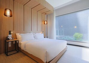 A modern hotel room with a large bed, bedside lamps, a phone on the nightstand, and a large window with a view. - Radisson Hotel Pinheiros, Sao Paulo (São Paulo)