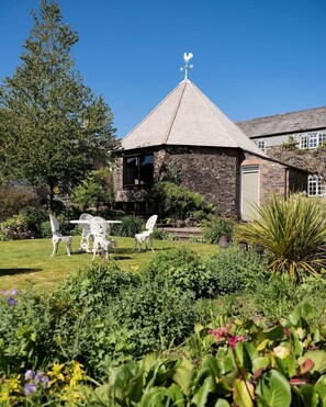 Terrace/patio - The Arundell Arms Hotel (Lifton)