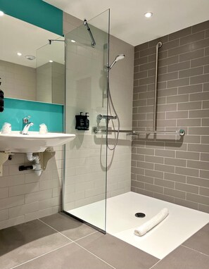 Bathroom - Holiday Inn Express Marne la Vallee Val d Europe an IHG Hotel (Bailly-Romainvilliers)