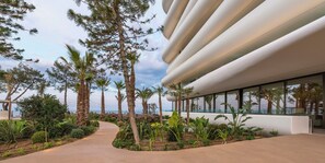 Terrace/patio - Isla Brown Corinthia Resort & Spa, Curio Collection by Hilton (Loutraki-Agioi Theodoroi)