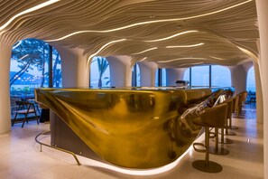 Bar (trong khuôn viên)