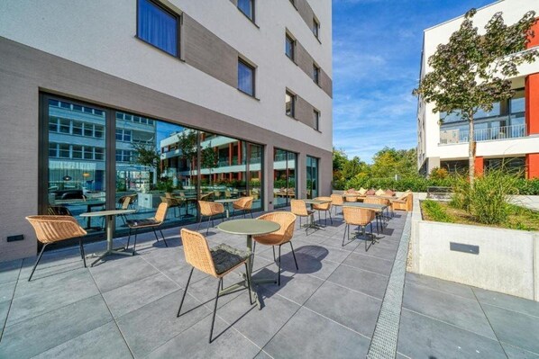 Outdoor dining - Nyce Hotel Ulm (Ulm)