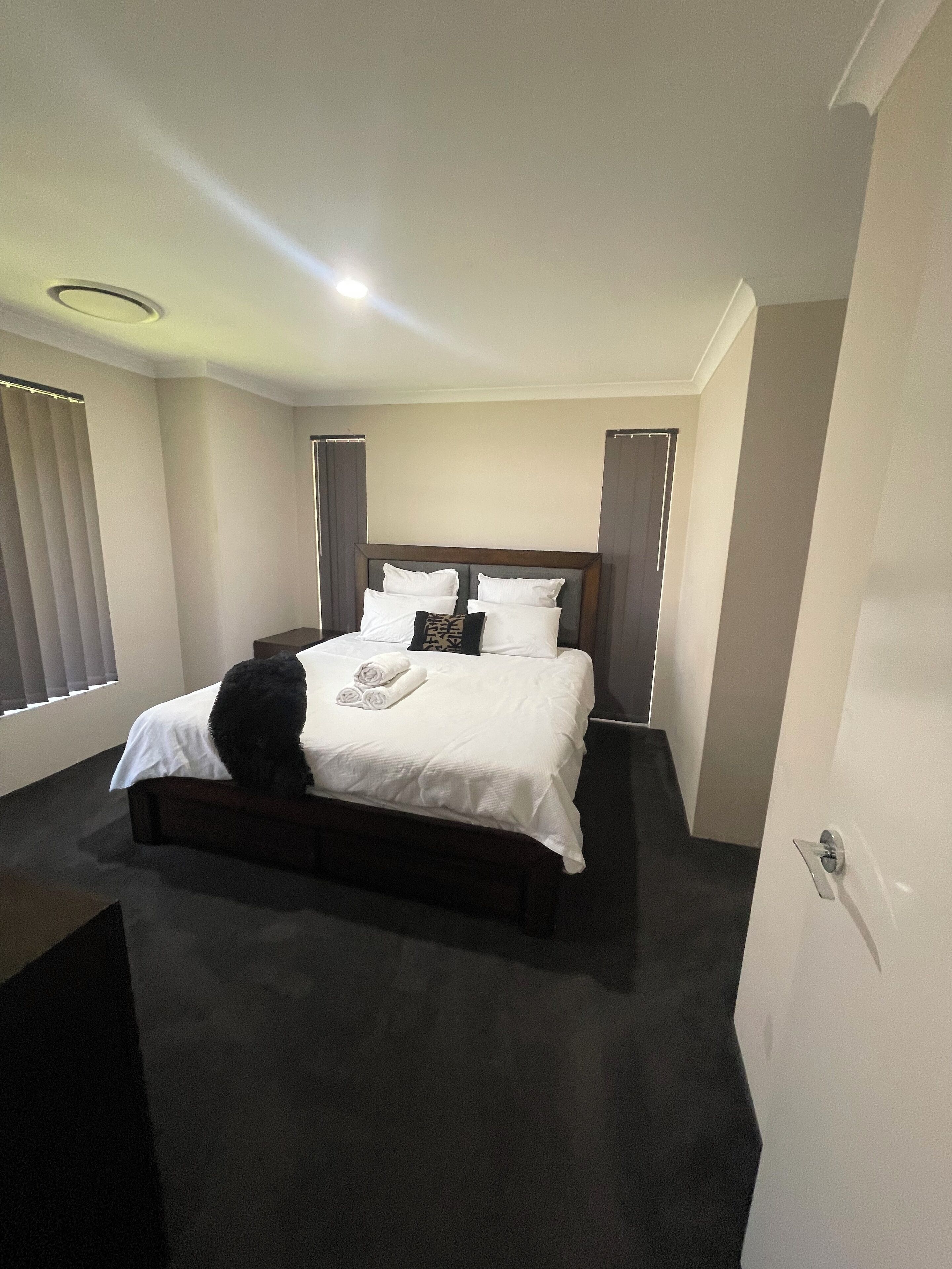 4 bedrooms, iron/ironing board, WiFi, bed sheets