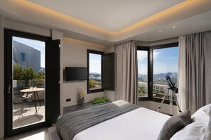 Ein modernes Schlafzimmer mit einem großen Bett, einem Teleskop und einem Balkon mit Blick auf die Stadt.