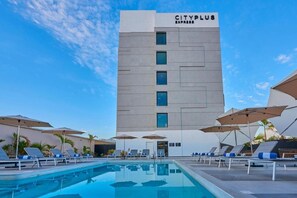 Outdoor pool - City Express Plus Mazatlan (Mazatlán)