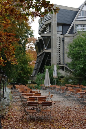 Outdoor dining - St.-michaels-heim Jugendgastehaus & Hotel (Berlin)