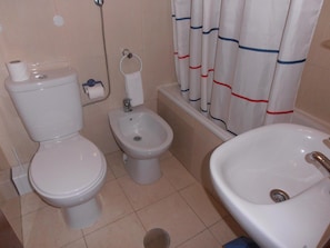 A bathroom with a toilet, bidet, and sink. - Hotel S Marino (Porto)