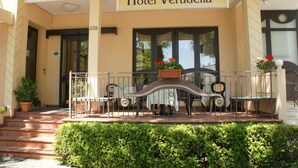 L’entrée d’un hôtel, avec une enseigne indiquant « Hôtel Verudella ».