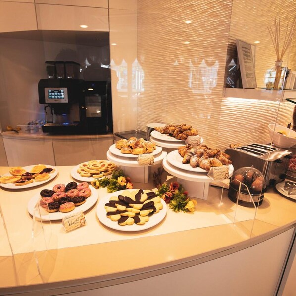 A buffet with various pastries and desserts. - Hotel Ombretta Mare (Rimini)