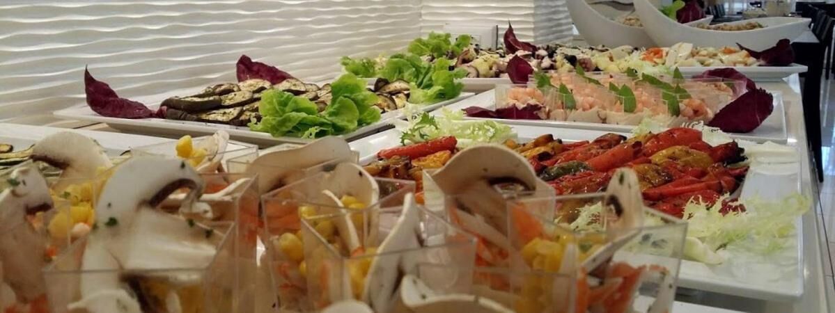 En buffet med et udvalg af mad, herunder fisk og skaldyr, salater og grøntsager.
