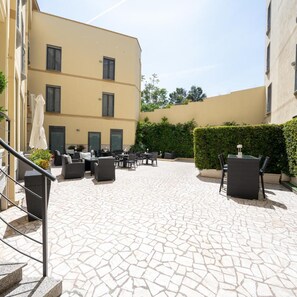 Outdoor dining - Hotel Auditorium (Bari)