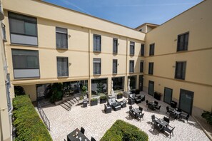 Outdoor dining - Hotel Auditorium (Bari)