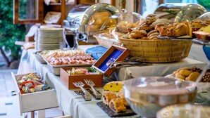 Een buffet met verschillende soorten eten en bestek.