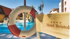 Reddingsboei bij een zwembad, met een bord waarop 'Hotel Bristol' staat.