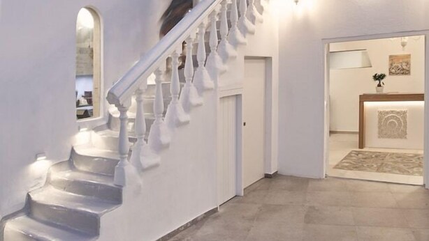 A white staircase leading to a second floor with a view of the sky. - Galation Hotel Mykonos (Mykonos)