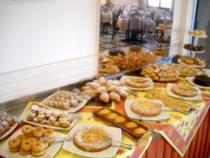 Ein Buffet mit verschiedenen Backwaren und Desserts.