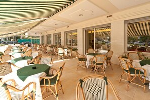Outdoor dining - Hotel Parco (Riccione)
