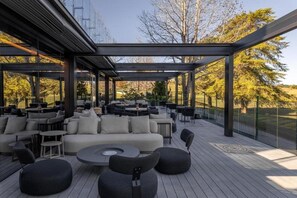 Outdoor dining - Suryaa Hotel Pinhais, Curio Collection by Hilton (Pinhais)