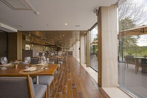 Dining - Suryaa Hotel Pinhais (Pinhais)