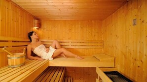 A sauna with wooden benches and a bench seat. - Wald-cafe Landhotel Restaurant (Bonn)
