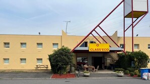A building with a yellow facade, a red entrance, and a sign reading "O CLASS'ECO". - Hotel Classeco Gent (Ghent)