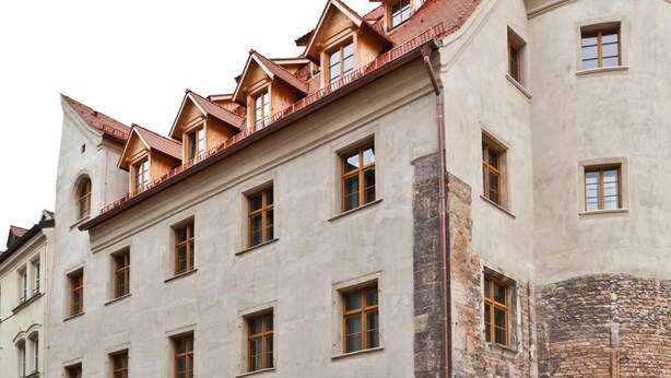 A historic building with a sign reading 'DAVID HOTEL.' - Hotel David (Regensburg)