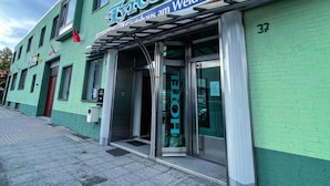 A hotel with a green facade and a sign reading "Hotel Weidendamm". - Hotel Tyros am Weidendamm (Hannover)
