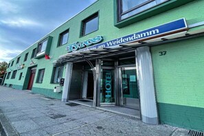 Exterior detail - Hotel Tyros am Weidendamm (Hannover)