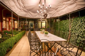 Outdoor dining - Campus Garden Businesshotel (Iserlohn)