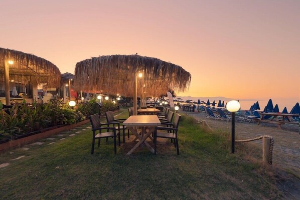 Outdoor dining - Erato Beach Hotel - Adults Only (Platanias)