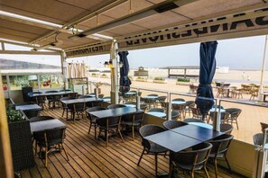 Outdoor dining - Hotel Sandeshoved Zeedijk (Nieuwpoort)