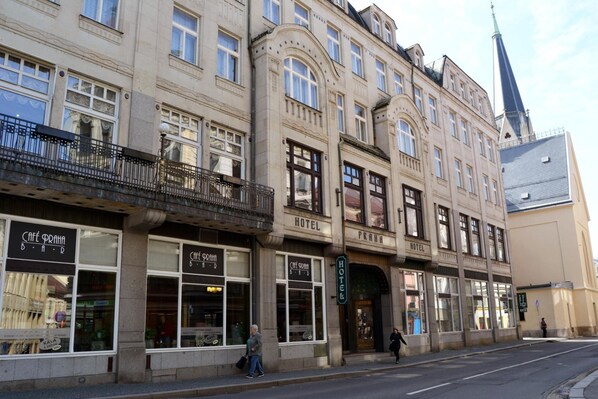 A multi-story building with a ground-floor café and a hotel on the second floor. - Hotel Praha Liberec (Liberec)