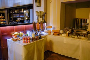 Una mesa de buffet con diversos alimentos y acompañamientos.