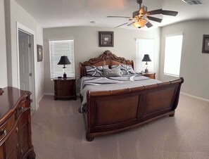 Escritorio, tabla de planchar con plancha, cuna de viaje y wifi